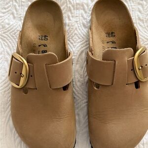 Birkenstock Big Buckle Sandcastle Tan Clogs with Gold Accent MSRP $180 size 40